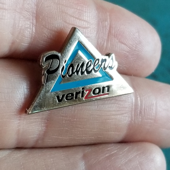 Verizon Pioneers Service Employee Award Silver Tone Tie Tack Hat Lapel Pin - Picture 4 of 9